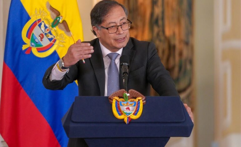 Petro pausa ofensiva militar mientras busca consolidar etapa avanzada del proceso de paz