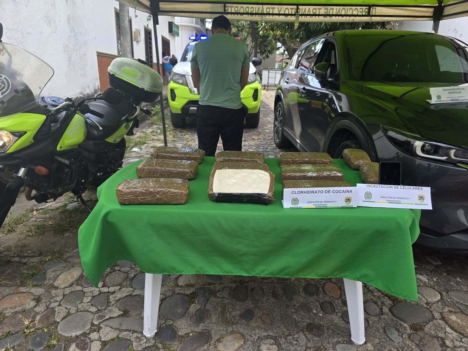Interceptan vehículo con cocaína oculta en carretera del Huila