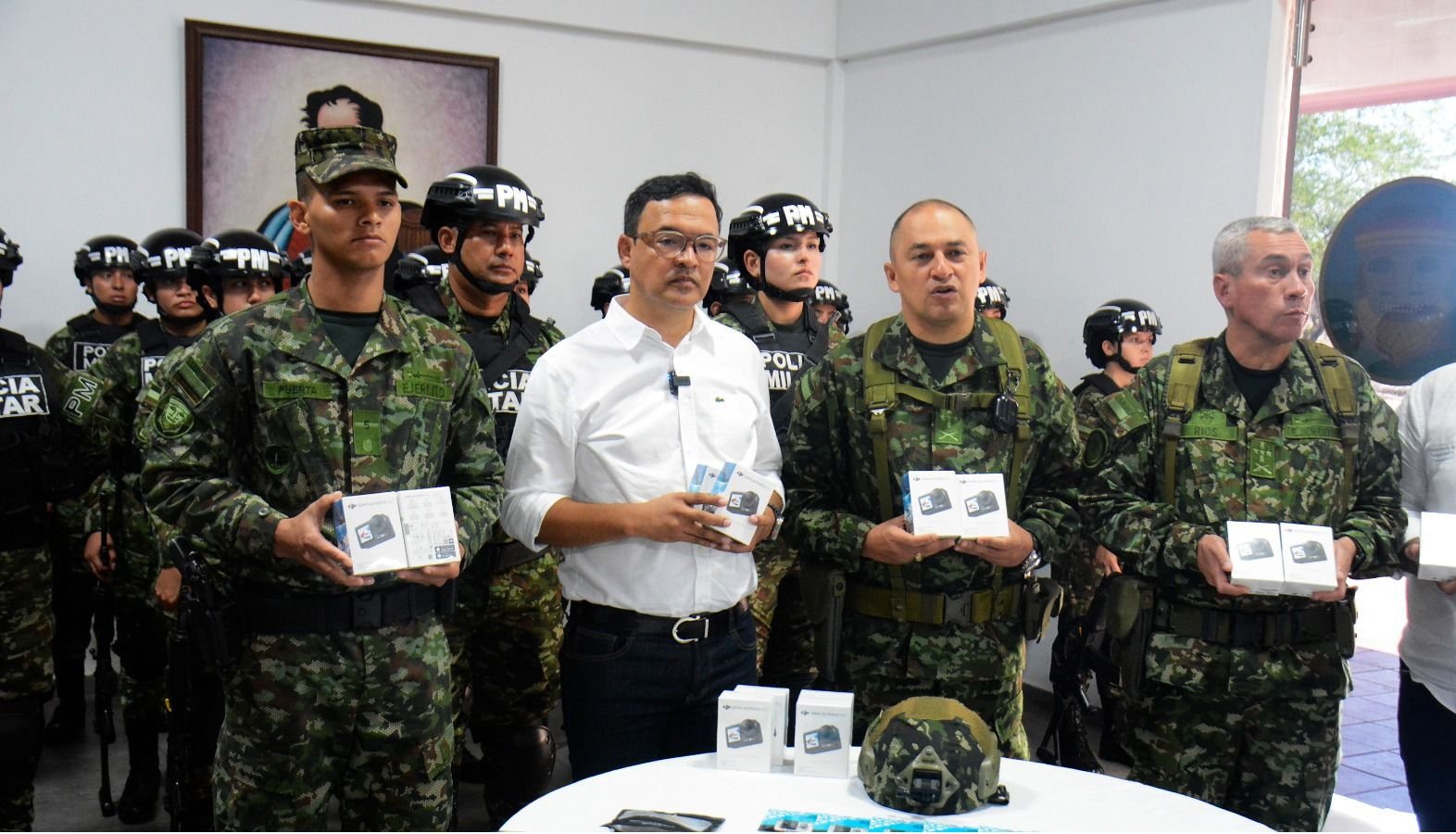Gobernación del Huila dota al Ejército Nacional con cámaras corporales para fortalecer su capacidad operativa