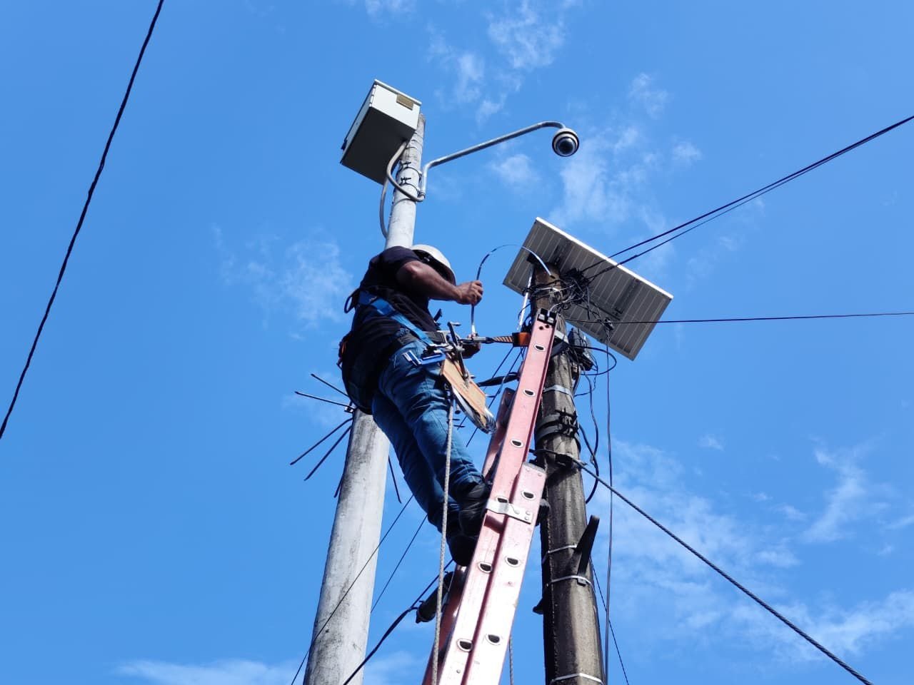 Neiva instala alarmas comunitarias para prevenir el delito, gracias al apoyo de la Alcaldía