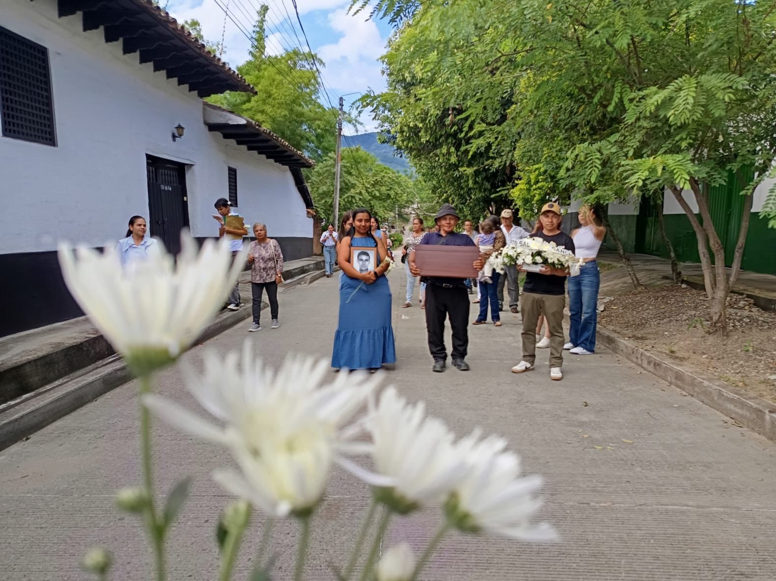 Entre abrazos y memoria, El Agrado despide a Humberto Salazar tras 24 años de ausencia
